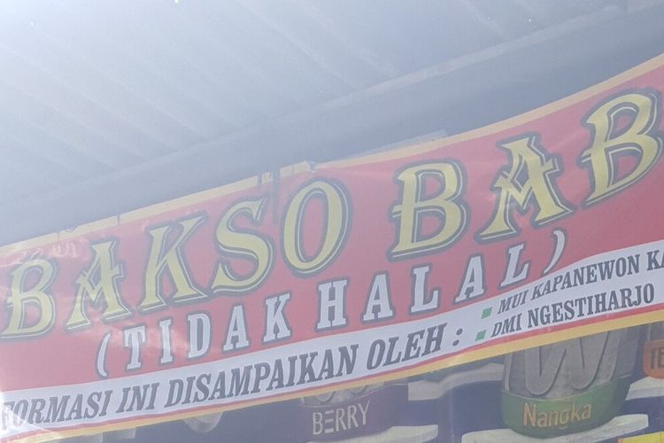 Spanduk bakso babi di Bantul, Sabtu (25/10/2025). Pemilik warung bakso babi di Bantul mengaku mengalami kesulitan setelah pemasangan spanduk non-halal di warungnya viral di media sosial.