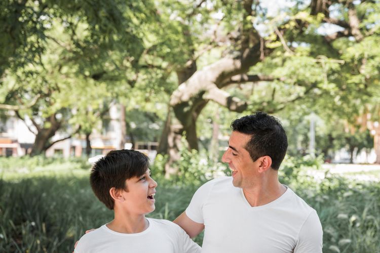 Ingin tahu apakah pasanganmu siap jadi orangtua? Simak tanda green flag yang menunjukkan dia bisa jadi ayah atau ibu yang penuh tanggung jawab.