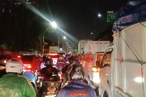 Cerita Sopir Truk Tempuh 4 Km Butuh Empat Jam Gegara Macet Parah di Cengkareng