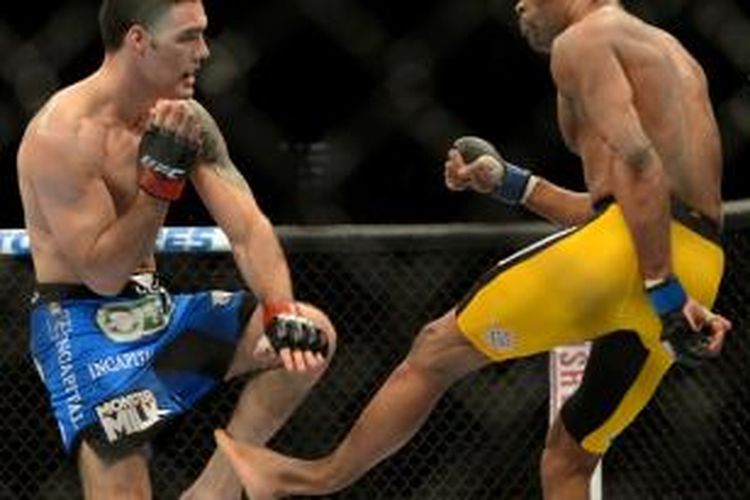 Anderson Silva (kanan) mengalami cedera patah kaki pada pertandingan UFC, Desember lalu