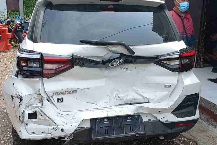 Kecelakaan beruntun di Jalan Ir. Soekarno, Jatinangor, Sumedang, Jawa Barat, Selasa (1/2/2022). AAM AMINULLAH/KOMPAS.com