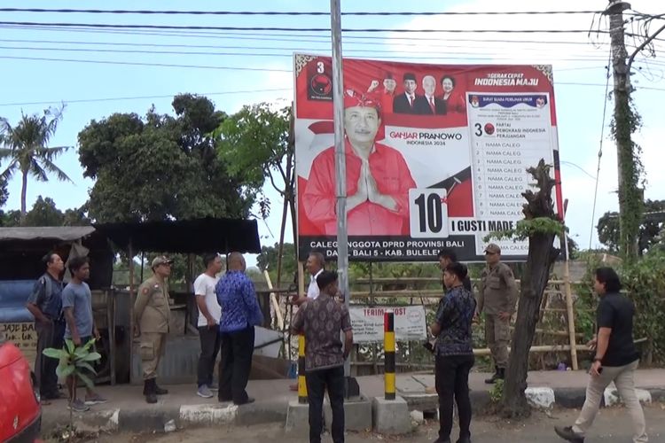 Sat Pol PP Kabupaten Buleleng mencopot baliho kampanye salah satu caleg di Kabupaten Buleleng, Provinsi Bali, Selasa (14/11/2023) karena dipasang sebelum masa kampanye