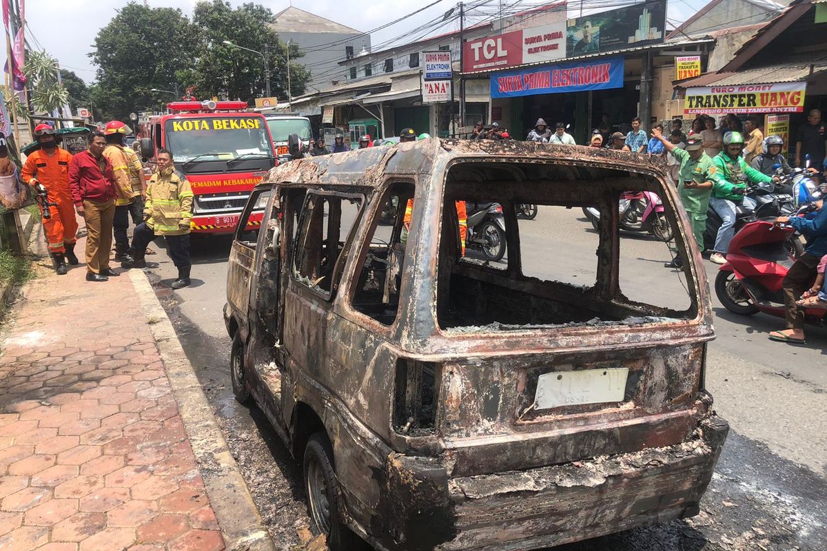 Satu unit angkot 04B jurusan Gabus-Proyek yang habis terbakar di Jalan KH Agus Salim, Bekasi Jaya, Bekasi Timur, Kota Bekasi pada Selasa (21/3/2023).