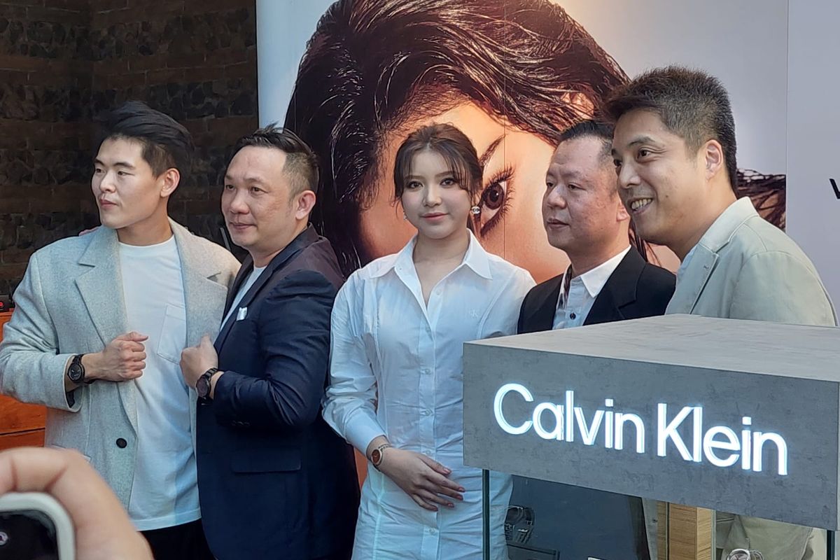 Gaya simpel Tiara Andini dalam acara peluncuran koleksi terbaru jam tangan Calvin Klein di Kuningan, Jakarta Selatan, Selasa (19/3/2024). 