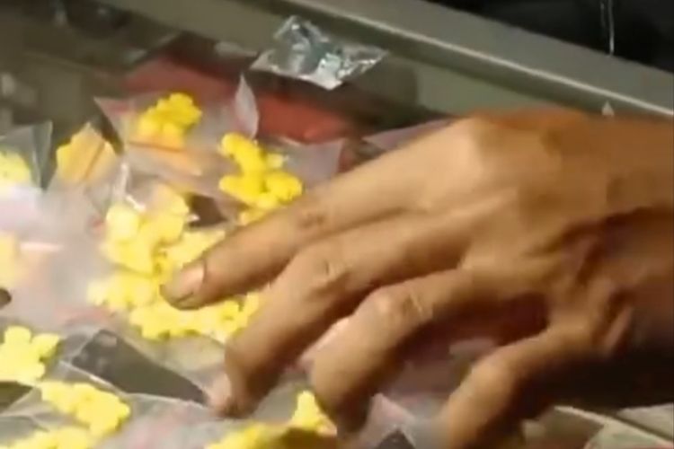 Warga Gerebek Toko Kosmetik Penjual Obat Keras Ilegal di Pasar Rebo Jaktim