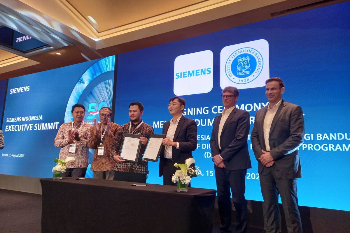 Siemens Indonesia menandatangani nota kesepakatan atau Memorandum of Agreement (MoA) dengan Institut Teknologi Bandung (ITB) dalam acara Siemens Indonesia Executive Summit di Mid Plaza, Jakarta, Selasa (15/8/2023).
