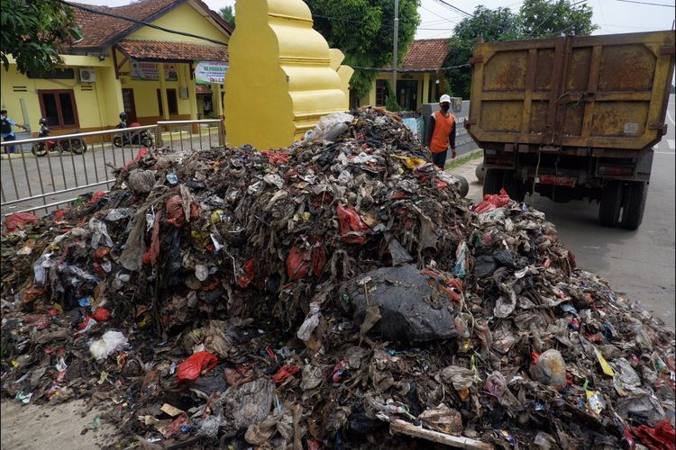 Tumpukan sampah dari Kota Tangerang Selatan yang 'dibuang' warga di depan kantor Kelurahan Cilowong dan Kecamatan Taktakan