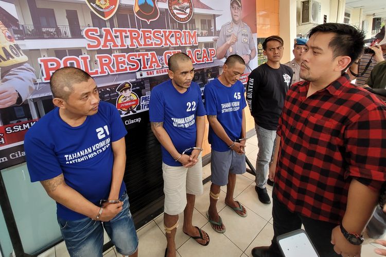 Kasat Reskrim Polresta Cilacap AKP Guntar Arif Setiyoko (kanan) mengiterogasi komplotan begal di Mapolresta Cilacap, Jawa Tengah.