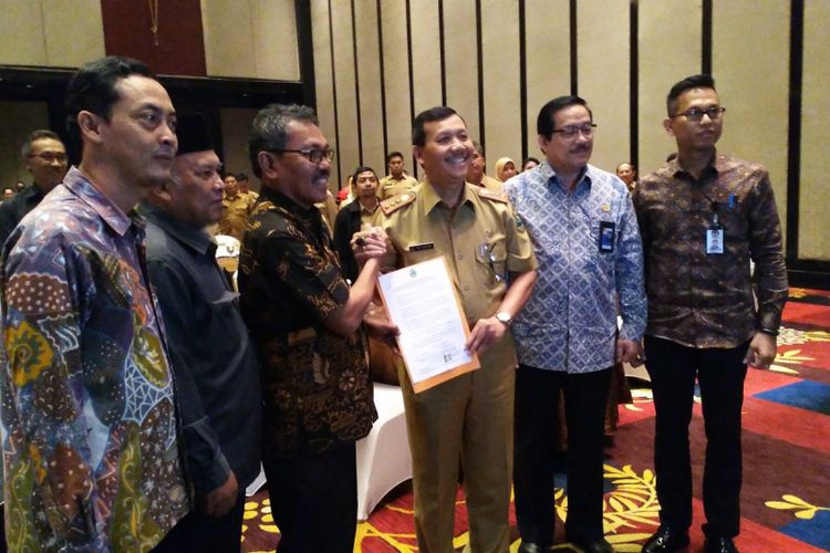 Pemerintah Provinsi Jawa Barat bersama Badan Pengawas Pemilu (Bawaslu) Provinsi Jawa Barat menandatangani Pakta Integritas Netralitas ASN di Lingkungan Pemerintah Provinsi Jawa Barat pada Pilkada Serentak 2018.