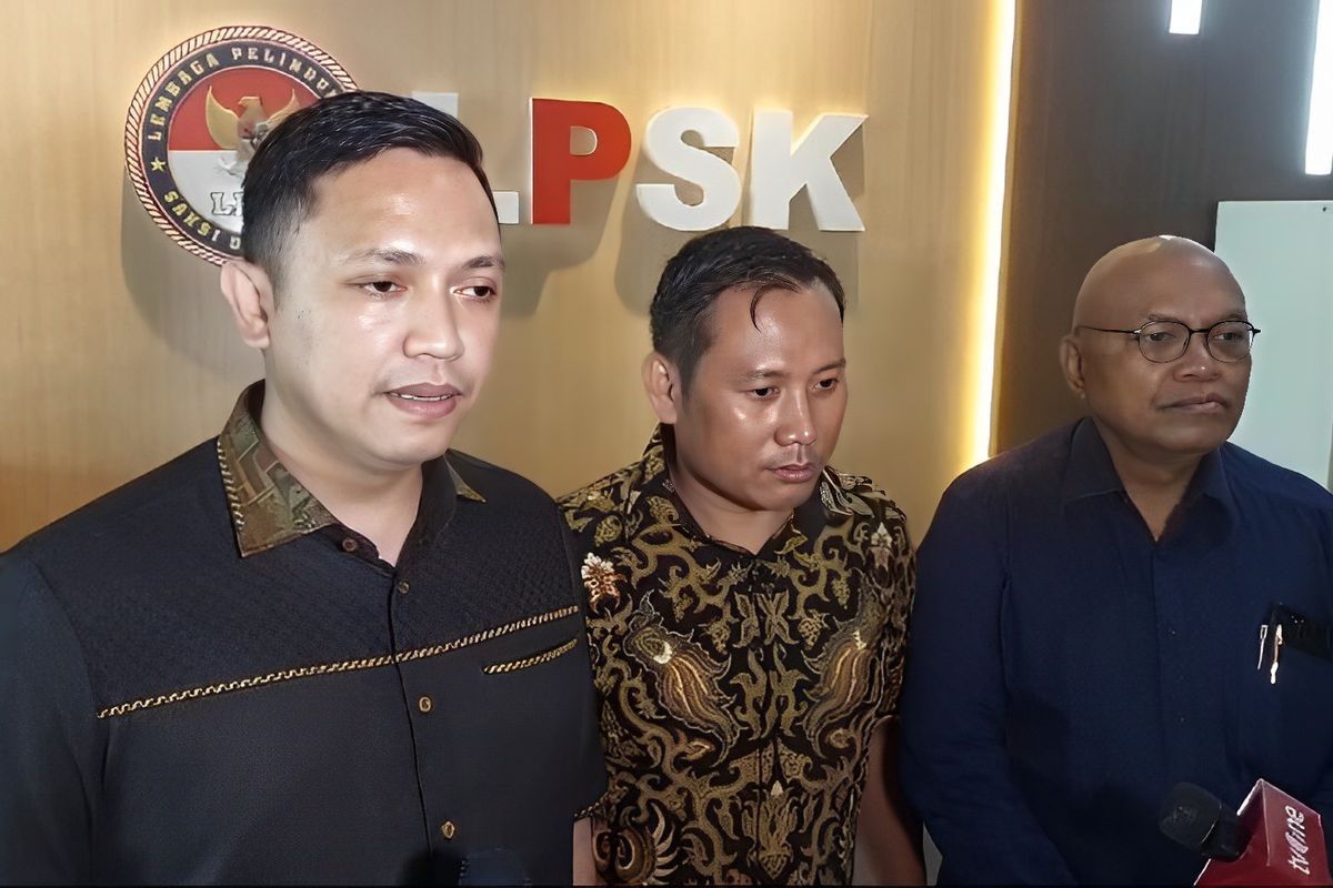 Staf Sekretaris Jenderal (Sekjen) PDI-P Hasto Kristiyanto, Kusnadi (tengah) bersama kuasa hukumnya, Ronny Talapessy (kiri) dan Petrus Selestinus (kanan) di Gedung Lembaga Perlindungan Saksi dan Korban (LPSK), Susukan, Ciracas, Jakarta Timur, Jumat (28/6/2024)