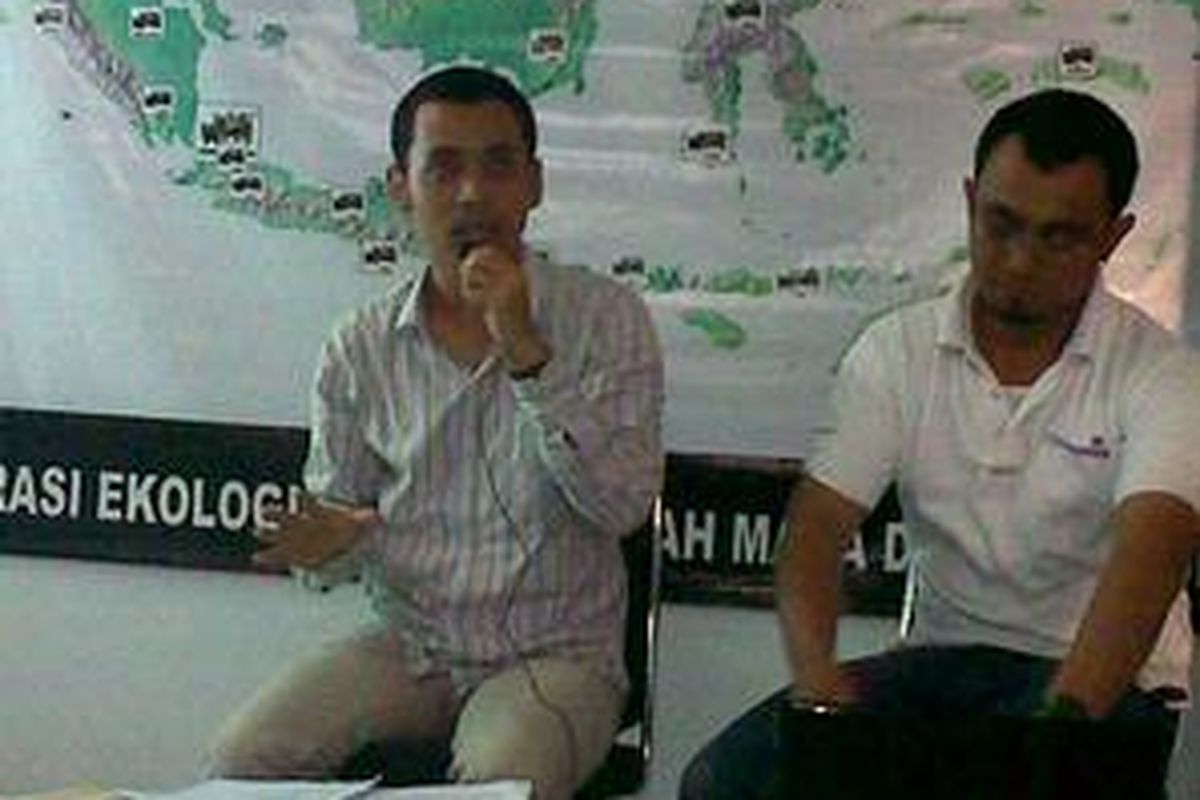 Ketua Koalisi Anti Utang Walhi, Dani Setiawan saat Berbicara dalam Jumpa Pers di Kantor Walhi Jakarta