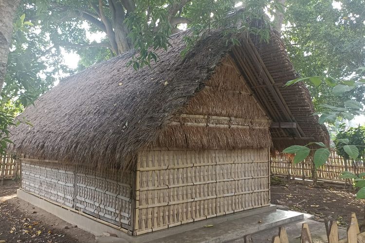 Makam Buyut Cungking yang ada di Kabupaten Banyuwangi dengan atap yang terbuat dari ilalang