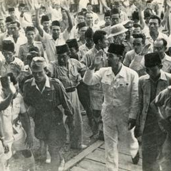 Bung Karno saat menghadiri rapat raksasa menyambut Proklamasi Kemerdekaan R.I di Lapangan Ikada Jakarta (Lapangan Monas), 19 September 1945 