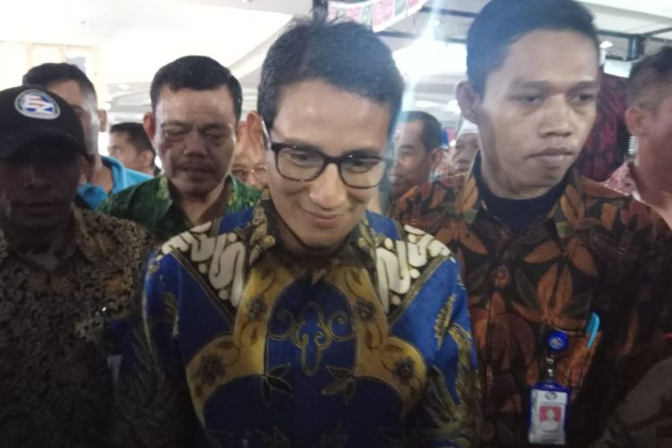 Calon wakil presiden Sandiaga Uno di Pusat Batik Nusantara, Thamrin City, Jakarta, Selasa (2/10/2018).