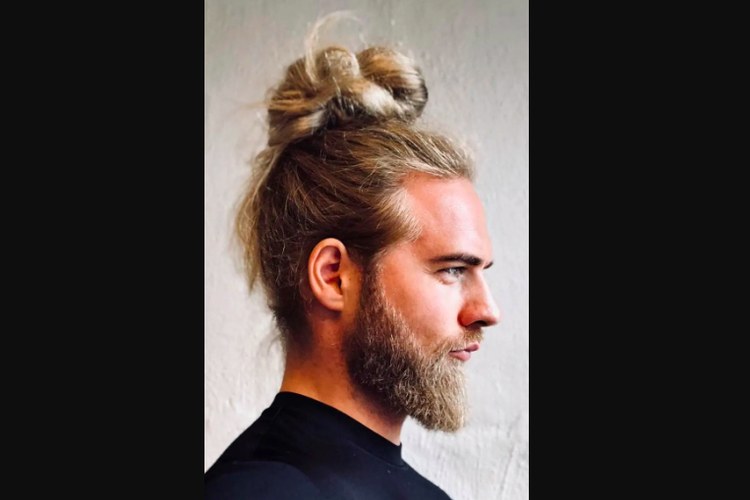 Gaya rambut pria panjang diikat infinity man bun