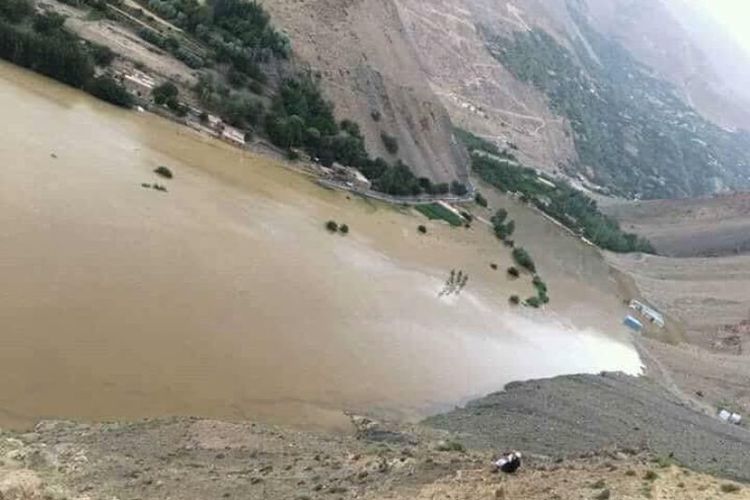 Foto yang beredar di media sosial, menunjukkan kawasan aliran sungai Panjshir, Afghanistan yang meluap dan menerjang permukiman di sekitarnya.