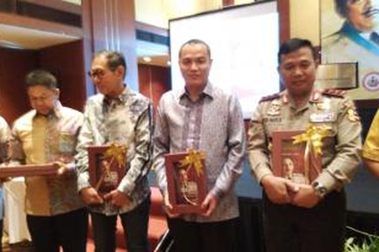 CEO Kompas Gramedia Lilik Oetama (kedua dari kanan) menerima buku 