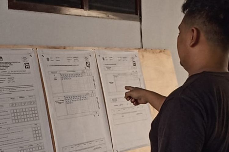 Proses hasil rekapitulasi surat suara di TPS 005 Kelurahan Ngantru, Trenggalek, Jawa Timur, Rabu (27/11/2024).