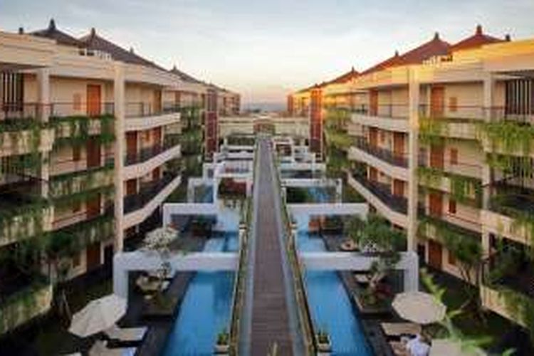 Suasana tropis dan terbuka di The Vouk Hotel & Suites Nusa Dua, Bali.