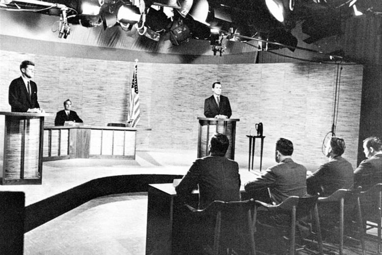 Debat calon presiden antara John F Kennedy dengan Richard Nixon menjadi acara debat capres pertama yang disiarkan televisi. Debat kedua dari empat agenda ini berlangsung pada 7 Oktober 1960 di studio WRC TV milik NBC.