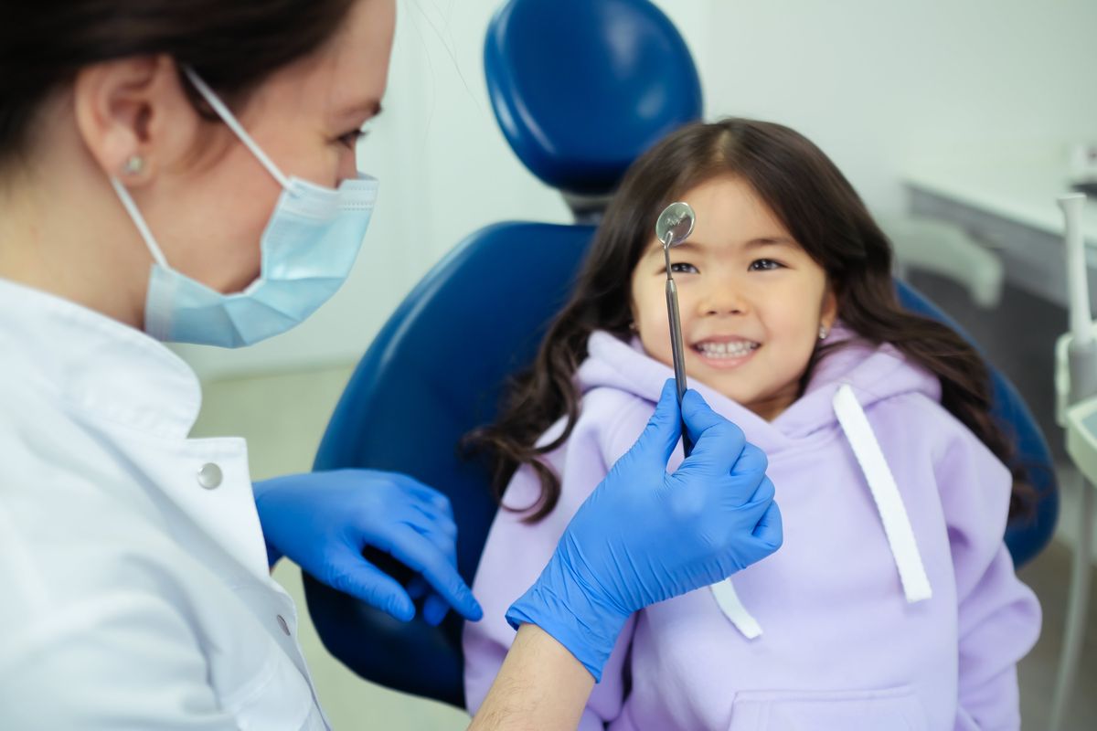 Ilustrasi anak kontrol ke dokter gigi