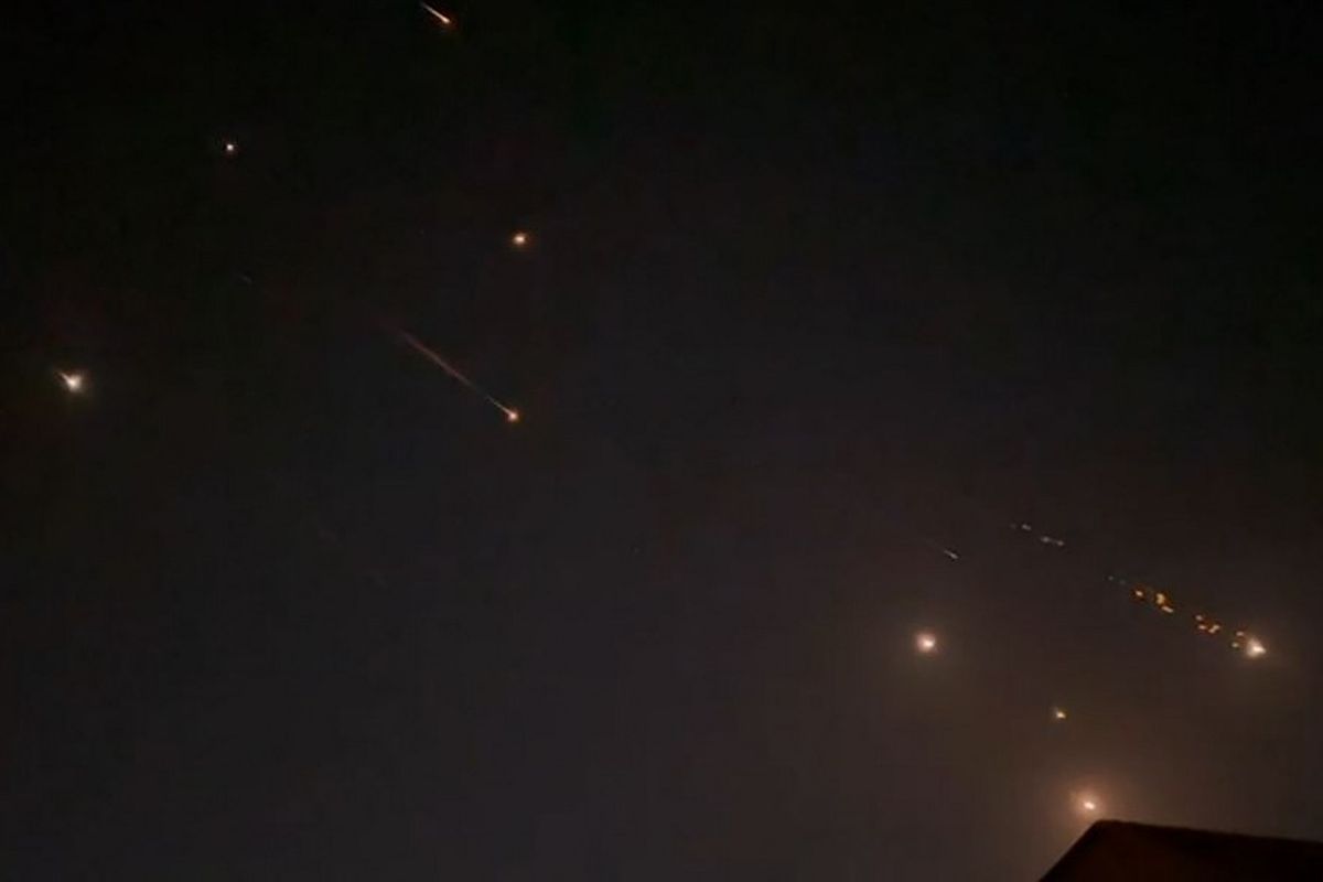 Video yang diambil dari AFPTV pada 14 April 2024 ini menunjukkan ledakan-ledakan yang menerangi langit di Hebron, Wilayah Palestina, selama serangan Iran terhadap Israel. Garda Revolusi Iran mengonfirmasi bahwa serangan drone dan rudal sedang berlangsung terhadap Israel sebagai balasan atas serangan mematikan pada 1 April di konsulat Damaskus. 