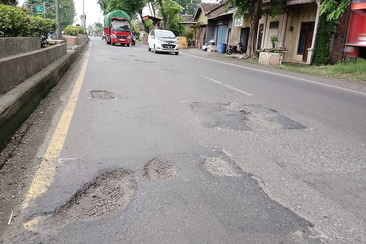 Jalan Pantura Kendal Ketapang yang dipenuhi lubang. KOMPAS.COM/SLAMET PRIYATIN