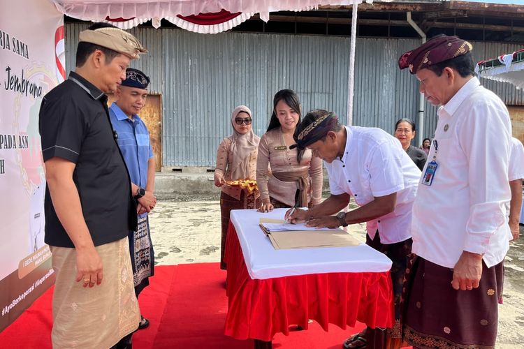 Penandatanganan Perjanjian Kerja Sama (PKS) antara enam KUD dan OPD Pemkab Jembrana di KUD Catur Guna Amertha, Desa Yehembang Kangin, Kecamatan Mendoyo, Kamis (31/7/2025).