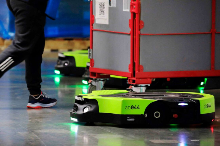 Proteus, robot otonom pertama Amazon yang bisa bergerak bebas di dalam gudang. Proteus dilengkapi sensor yang memungkinkannya mendeteksi rintangan di sekitarnya, dan dapat mengangkut beban hingga sekitar 400 kilogram ke area pemuatan truk.