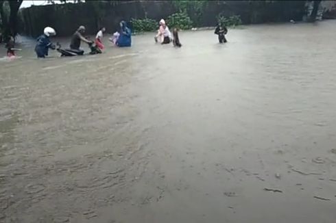 Makassar Banjir, Lalu Lintas Macet dan Jalanan Berubah Seperti Sungai