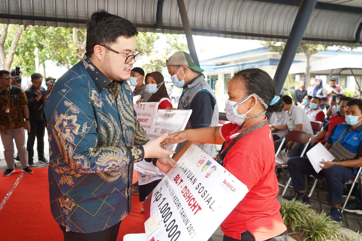 Bupati Kediri Hanindhito Himawan Pramana menyerahkan secara simbolis Bantuan Langsung Tunai (BLT) Dana Bagi Hasil Cukai Hasil Tembakau (DBHCHT) kepada 12.449 buruh pabrik rokok di wilayahnya, Kamis (23/11/2023).