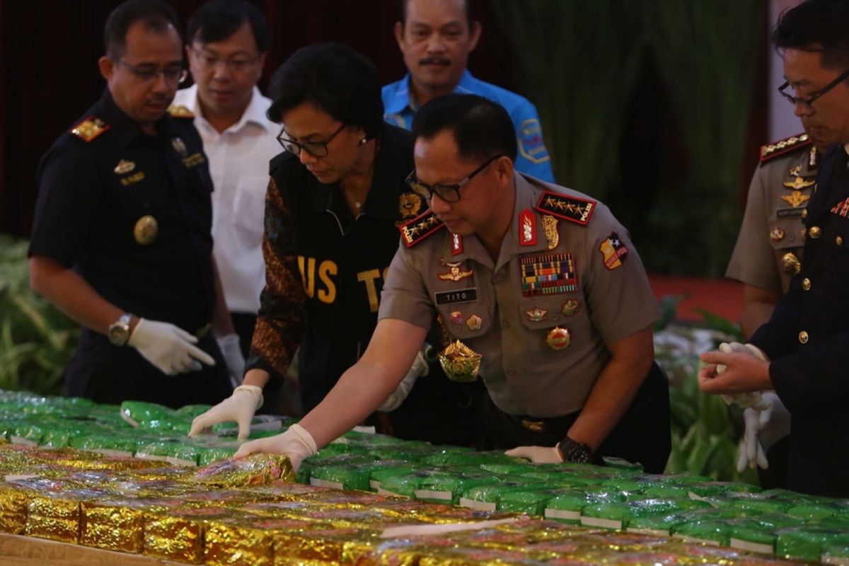 Menteri Keuangan Sri Mulyani(kiri) dan Kepala Polisi Republik Indonesia Jenderal Tito Karnavian (kanan) saat meninjau barang bukti saat rilis terkait kasus tangkapan penyelundupan narkoba di Polda Metro Jaya, Jakarta, Kamis (20/7/2017). Seberat 1 ton narkoba jenis sabu asal China telah digagalkan Tim Gabungan Satuan Tugas Merah Putih yang terdiri dari petugasDirektorat Narkoba Polda Metro Jaya dan Polresta Depokpada Kamis minggu lalu di Anyer Serang, Banten.