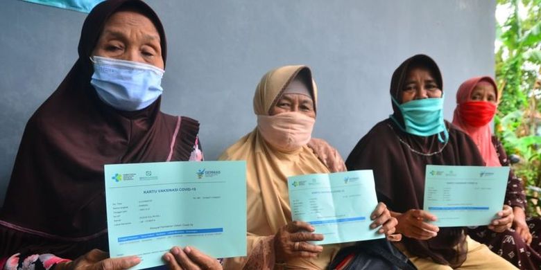 Tiga lansia di Kudus, Jawa Tengah, menunjukkan kartu vaksinasi usai menerima dosis pertama vaksin Covid-19.
