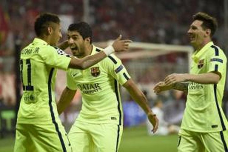 Trio penyerang Barcelona (dari kiri ke kanan), Neymar, Luis Suarez, dan Lionel Messi merayakan gol ke gawang Bayern Muenchen pada laga semifinal Liga Champions di Stadion Allianz Arena, Muenchen, Selasa (12/5/2015).