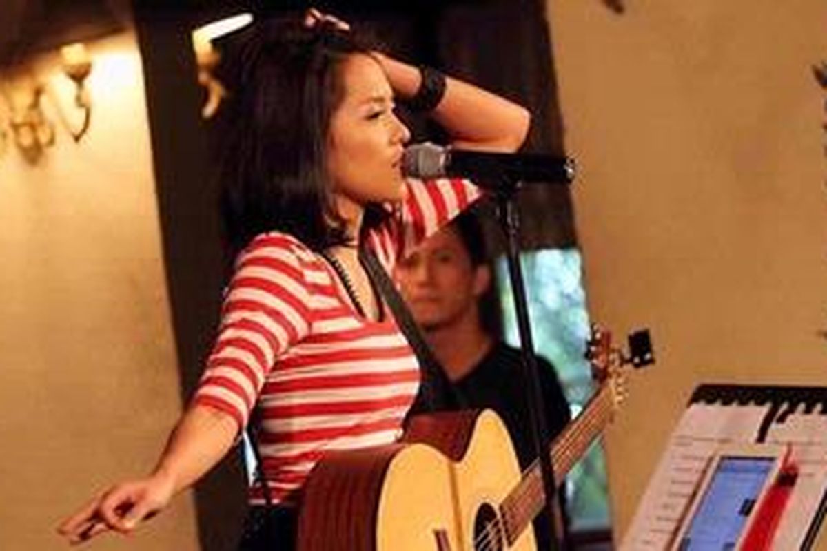 Penyanyi sekaligus pemain sinetron Karmela Mudayatri Herradura Kartodirdjo atau yang lebih dikenal dengan nama Lala Karmela tampil pada acara Honda Jazz Customer Gathering di Pisa Cafe, Menteng, Jakarta Pusat, Sabtu (24/11/2012). 