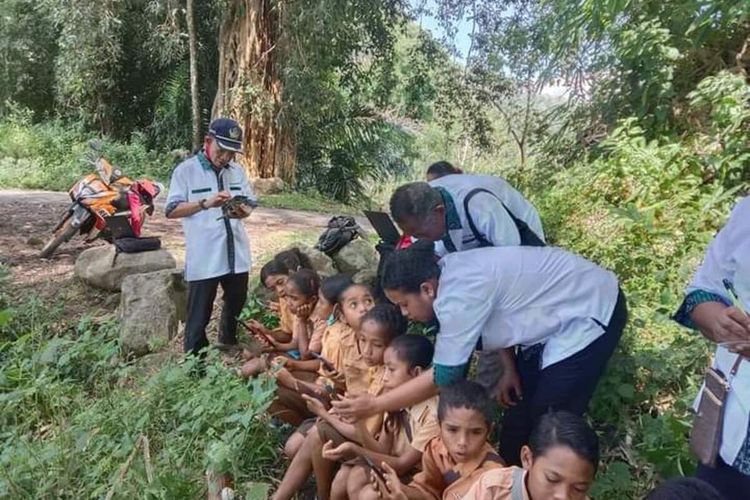 Siswa dan siswi SDK Lando Nanga, Kecamatan Elar Selatan, Kab. Manggarai Timur, NTT melalui simulasi USBD di puncak Gunung Nusa untuk akses jaringan internet, Kamis, (25/3/2021). (DOK/SEFNI NURSIANTO-KEPSEK SDK LANDO NANGA)