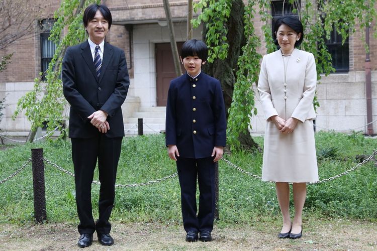 Pangeran Hisahito (tengah) diapit kedua orangtuanya, Pangeran Akishino dan Putri Kiko. 