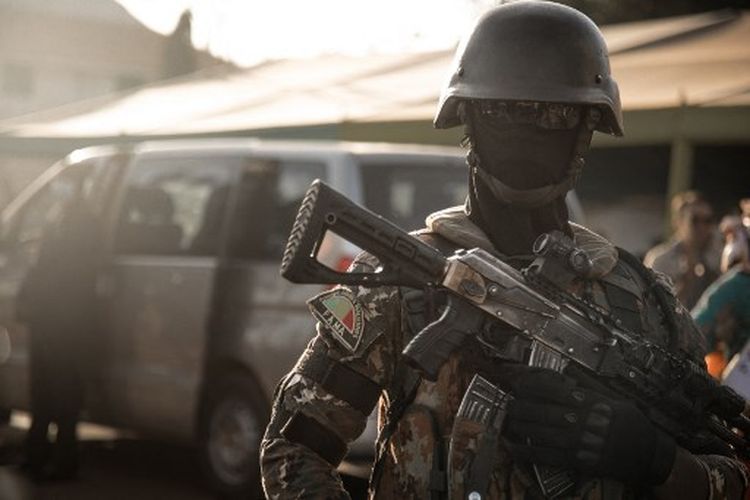 Seorang anggota pasukan khusus Mali berjaga-jaga selama upacara peringatan hari tentara nasional, di Kati, pada 20 Januari 2022. Dengan dukungan mitra Prancis, Eropa, dan Rusia, tentara Mali berusaha merebut kembali wilayah yang diduduki. oleh kelompok bersenjata dan jihadis. 