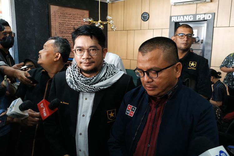 Ketua Umum Partai Ummat Ridho Rahmadi (kiri) dan pengacara Denny Indrayana selepas proses mediasi dengan Komisi Pemilihan Umum (KPU) RI di kantor Badan Pengawas Pemilu (Bawaslu) RI, Senin (19/12/2022).