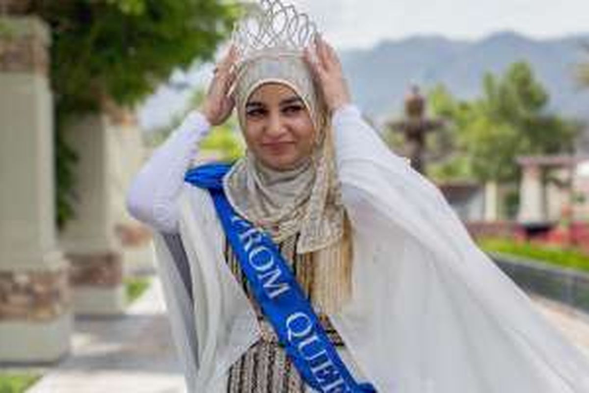 Remaja wanita muslim, Zarifeh Shalabi, mendapatkan dukungan dari teman-teman sekolah sehingga terpilih menjadi Prom Queen. 