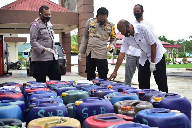 Aparat Polres Kepulauan Aru, Maluku menyita sebanyak 3.600 liter minuman keras jenis sopi, Selasa (20/10/2020). Ribuan liter sopi itu diselundupkan dari Tanimbar untuk diedarkan di Aru