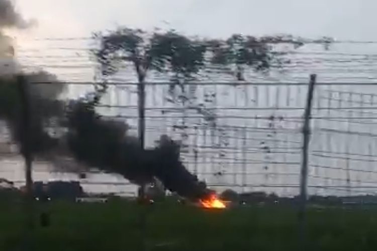 Tangkapan layar video diduga pesawat jatuh dan terbakar di Bandara Pondok Cabe, Tangerang Selatan, Minggu (24/1/2021)