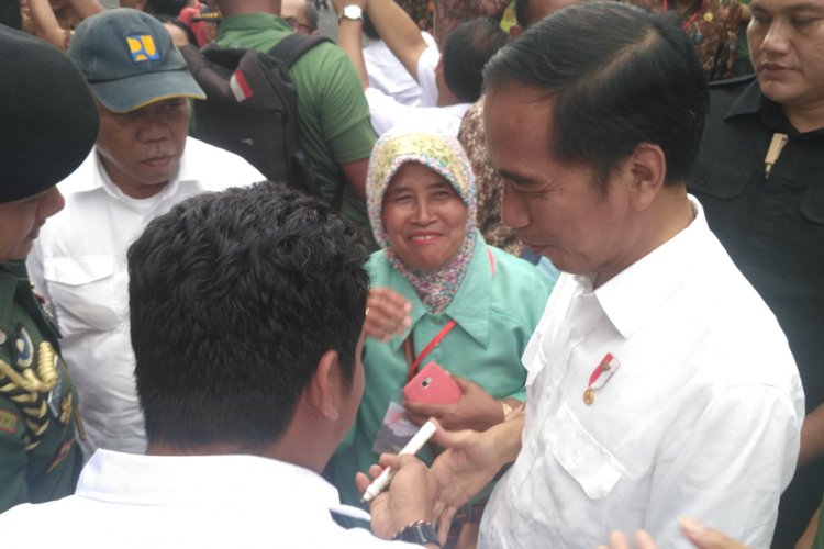 Presiden Joko Widodo (Jokowi) menyapa warga dalam kunjungan kerjanya di Kabupaten Blitar, Jawa Timur, Kamis (3/1/2019).