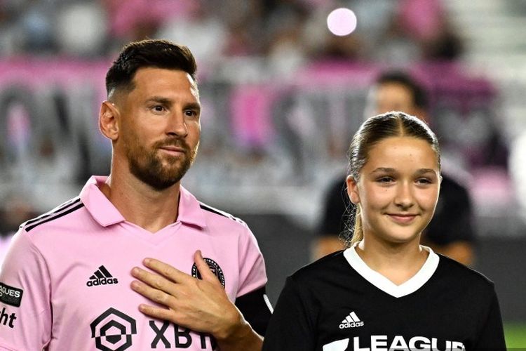 Lionel Messi didampingi oleh putri David Beckham, Harper, jelang laga perempat final Leagues Cup 2023 antara Inter Miami vs Charlotte FC di Stadion DRV PNK, Fort Lauderdale, Florida, 11 Agustus 2023. (Photo by CHANDAN KHANNA / AFP)