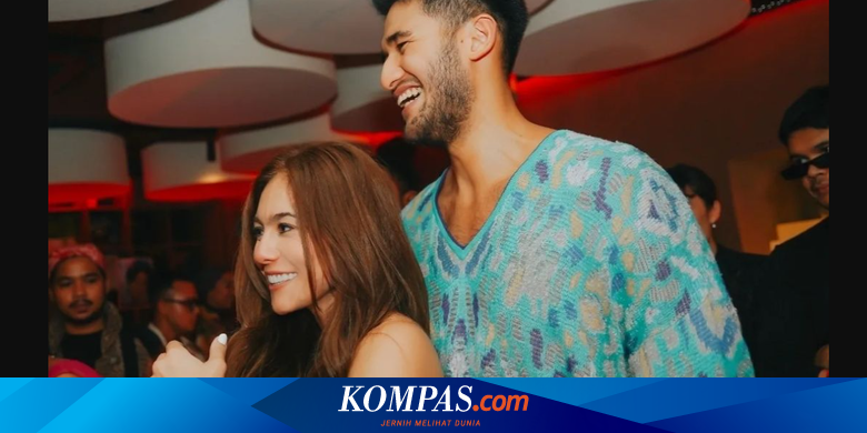 Momen Manis Pasangan Wulan Guritno dan Sabda Ahessa