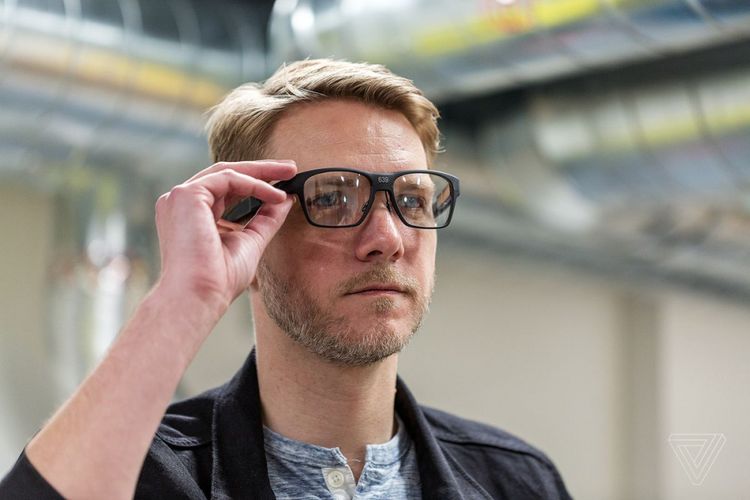 Seorang pria menjajal purwarupa kacamata pintar Intel bernama Vaunt.