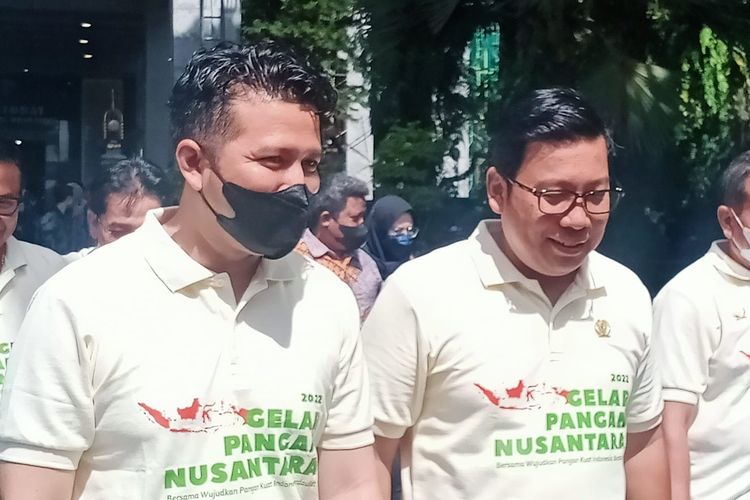 Kepala Badan Pangan Nasional, Arief Prasetyo Adi (kanan) dan Wakil Gubernur Jawa Timur Emil Elestianto Dardak hendak membuka kegiatan Gelar Pangan Nusantara pada Sabtu (22/10/2022) di Universitas Brawijaya, Kota Malang. 