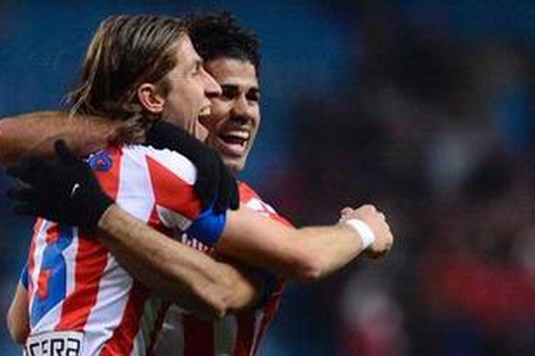 Bek Atletico Madrid dari Brasil, Filipe Luis (kiri), merayakan gol rekan penyerangnya asal Brasil Diego da Silva Costa dalam laga 16 besar Copa Del Rey melawan Getafe di Stadion Vicente Calderon, Rabu (12/12/2012). Atletico akhirnya menang 3-0. 