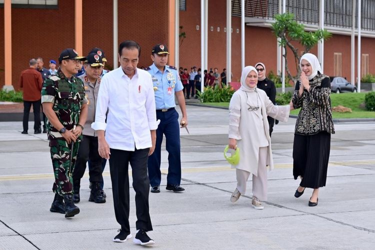Presiden Joko Widodo didampingi Ibu Iriana Joko Widodo saat akan berangkat kunjungan kerja ke Sulawesi Selatan pada Kamis (4/7/2024).