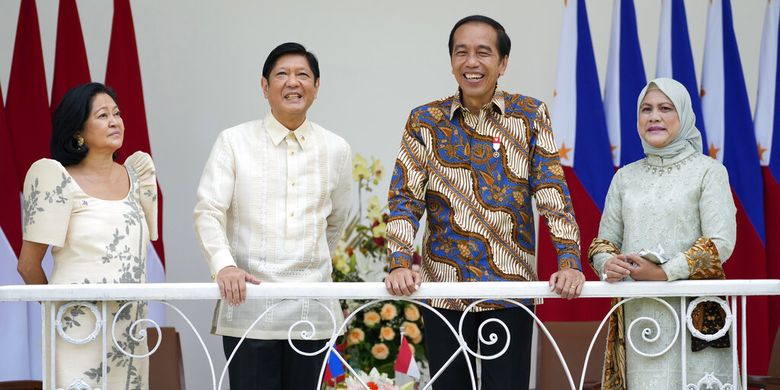 Philippine President Ferdinand Marcos Jr. center left, and his wife Madame Louise Araneta Marcos, left, share a light moment with Indonesian President Joko Widodo, center right, and his wife Iriana during their meeting at the Presidential Palace in Bogor, Indonesia, Monday, Sept, 5, 2022.(AP Photo/Achmad Ibrahim, Pool)